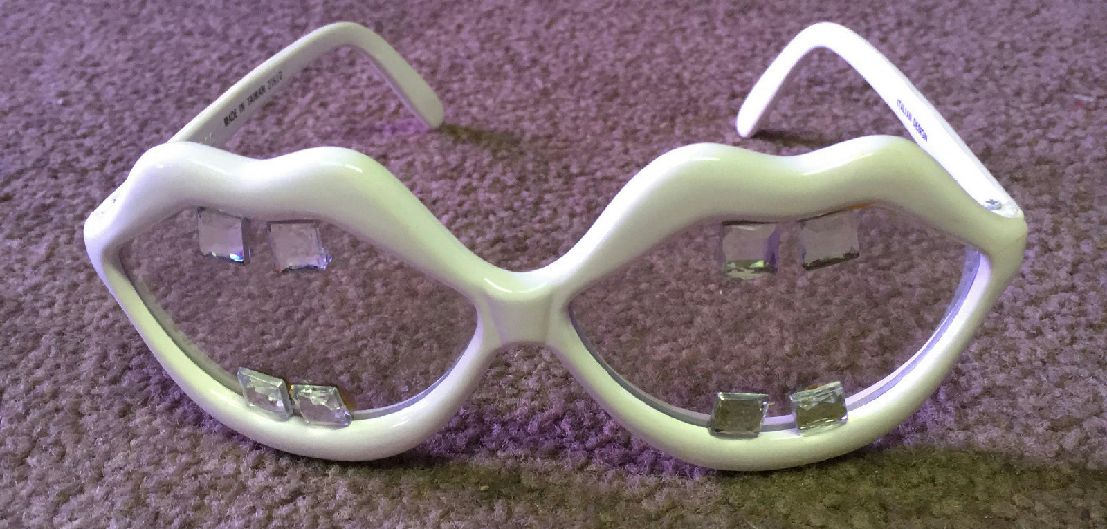 White Lips with Buck Teeth Gems Open Big Mouth Novelty Sunglasses Shades by HalloweenStore.com