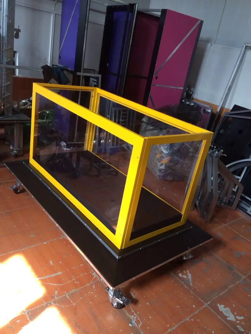 EVOKE MAGICS New Arrival Stage Performance Illusion Equipment Magic Tricks Stage Props Appearance From Glass Box