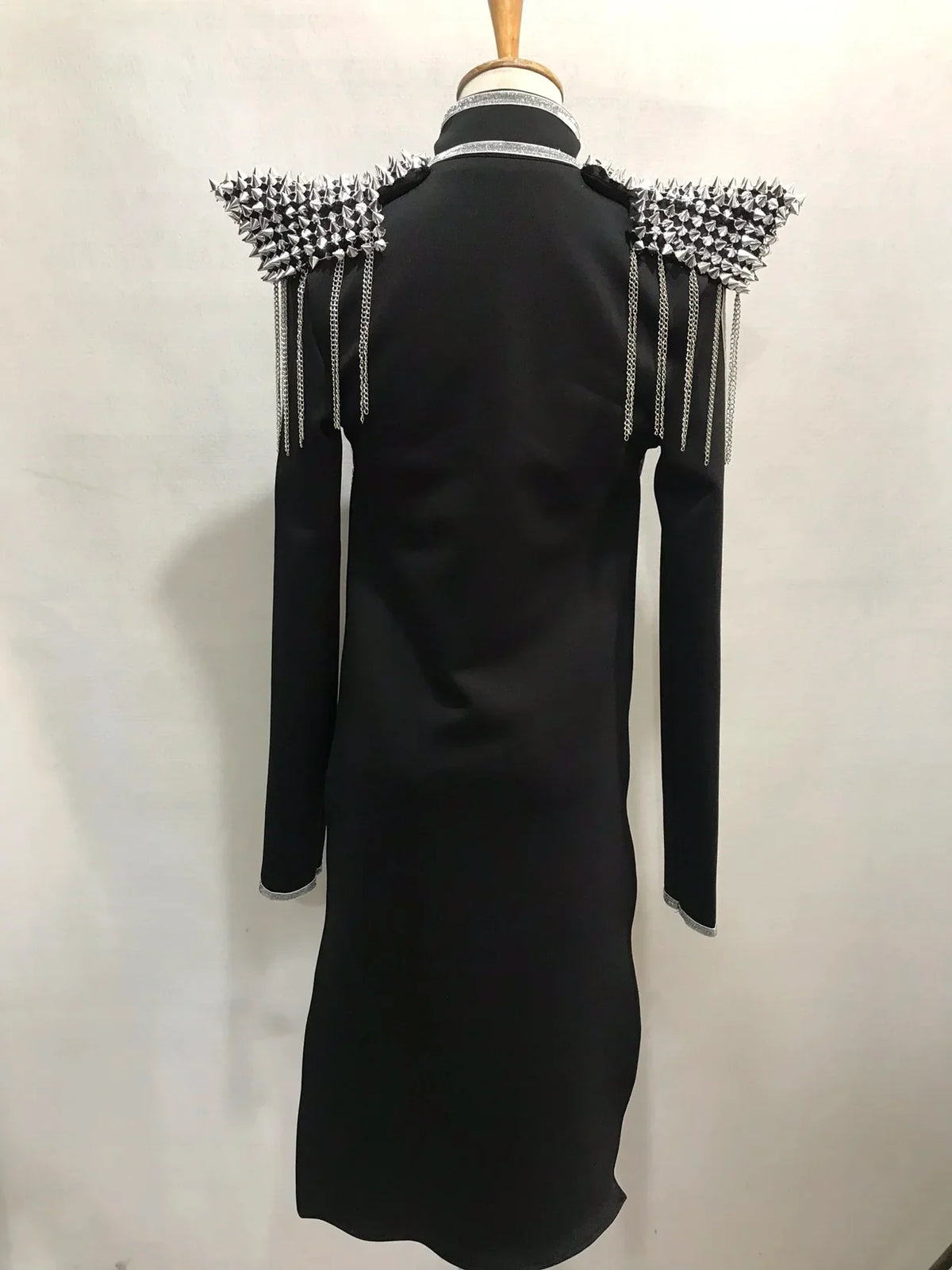 Black Rivet Chain Epaulet Cloak Showgirl Bodysuit Set – Glamour Stage Performance Costume