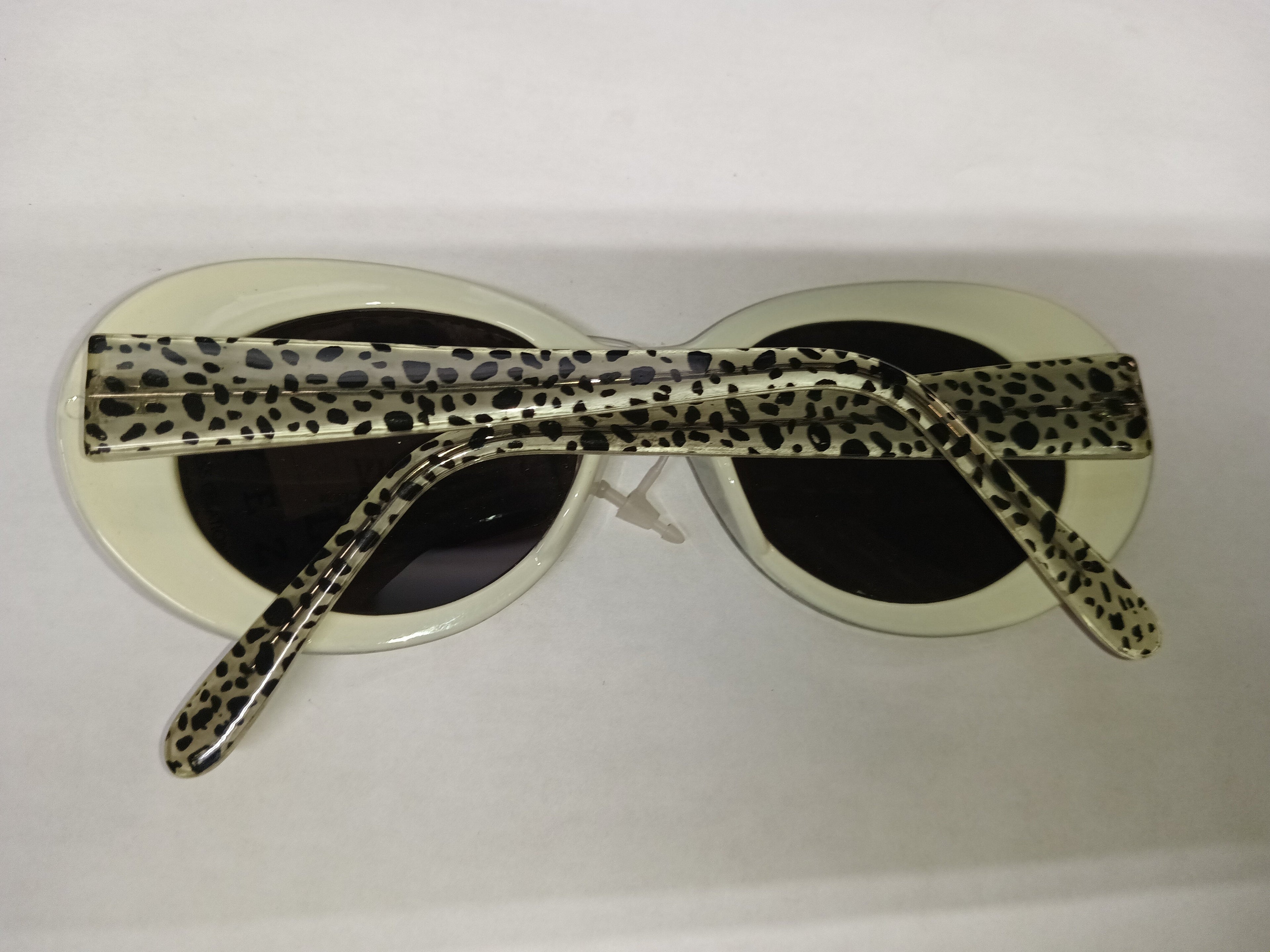Jackie O Sunglasses by HalloweenStore.com