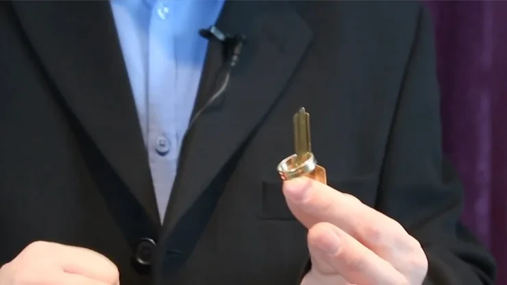 The Key by Wayne Dobson (Gimmick and Online Instruction) Magic Tricks Link Object Key Magie Close Up Accessories Prop Illusions